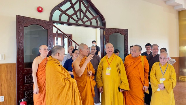 Hòa thượng Viên Minh giới thiệu nét độc đáo trong kiến trúc tại chùa Bửu Long