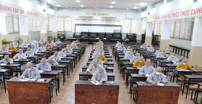 Ni sinh tập trung làm bài Ni sinh tập trung làm bài