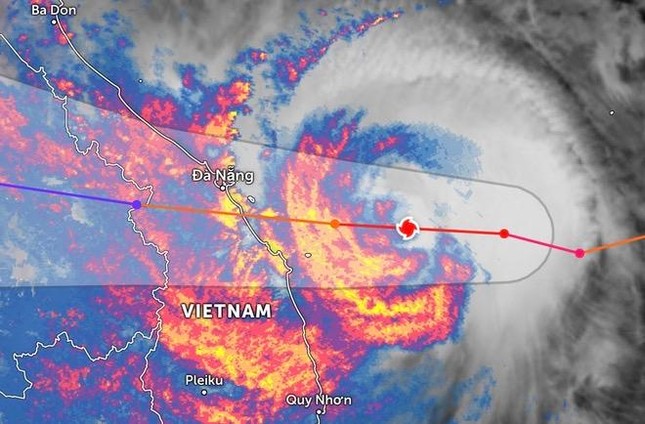 Ánh mây vệ tinh lúc 20g30 ngày 27-9 cho thấy vùng mây bão đã quét sâu vào ven biển miền Trung - Ảnh: Zoom.earth Ánh mây vệ tinh lúc 20g30 ngày 27-9 cho thấy vùng mây bão đã quét sâu vào ven biển miền Trung - Ảnh: Zoom.earth