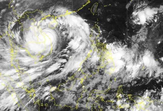 Ảnh chụp vệ tinh cơn bão lúc 4 giờ sáng 28-9 - Nguồn: NCHMF Ảnh chụp vệ tinh cơn bão lúc 4 giờ sáng 28-9 - Nguồn: NCHMF