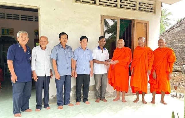 Trao số tiền hỗ trợ xây nhà tình thương cho gia đình ông Thạch Vinh Trao số tiền hỗ trợ xây nhà tình thương cho gia đình ông Thạch Vinh