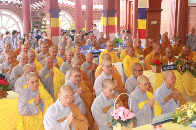 Ni sư Thích nữ Như Lan, Phó ban Thường trực Phân ban Ni giới tỉnh Đồng Tháp thay mặt chư Ni phát biểu nhận nhiệm vụ