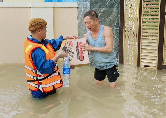 Đại đức Thích Tâm Ngọc lội nước đến từng nhà trao quà tận tay cho bà con Đại đức Thích Tâm Ngọc lội nước đến từng nhà trao quà tận tay cho bà con