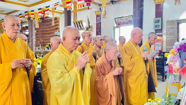 Chư tôn đức dâng hương tưởng niệm