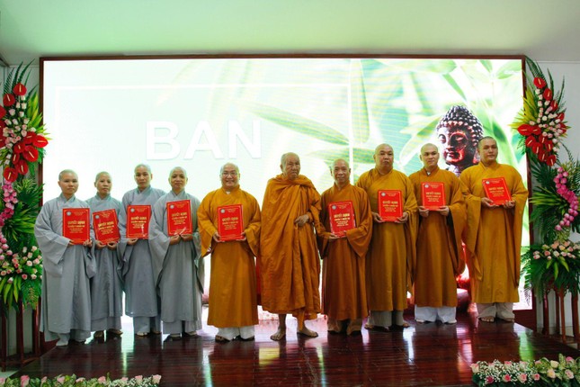 Hòa thượng Thích Giác Hạnh trao quyết định chuẩn y nhân sự đến các thành viên Ban Tăng sự GHPGVN huyện Bình Chánh