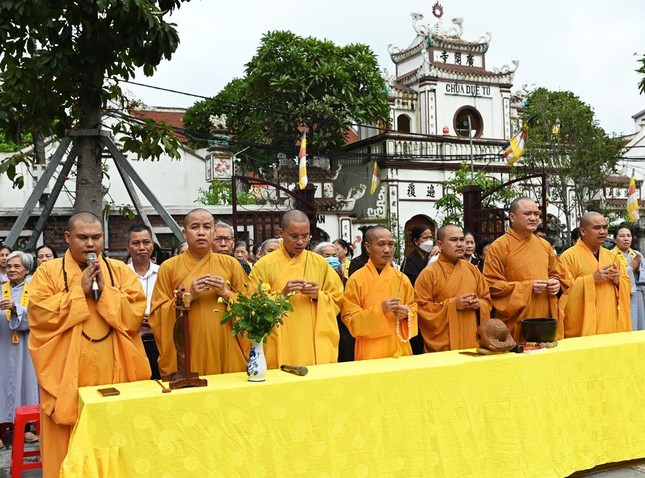 Chư tôn đức niêm hương Chư tôn đức niêm hương