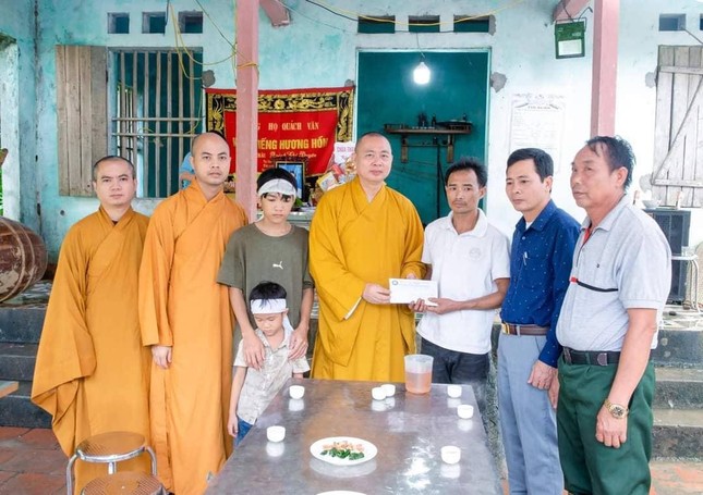 Ban Trị sự GHPGVN tỉnh Thanh Hóa trao số tiền hỗ trợ đến gia đình anh Lộc