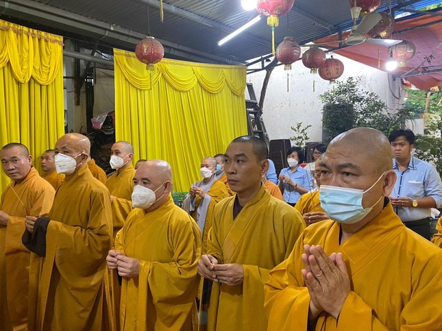 Chư tôn đức thắp hương tưởng niệm Chư tôn đức thắp hương tưởng niệm