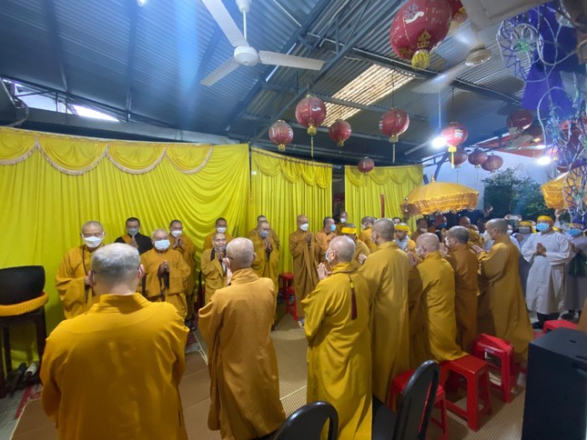 Chư tôn đức nhất tâm cầu nguyện Chư tôn đức nhất tâm cầu nguyện