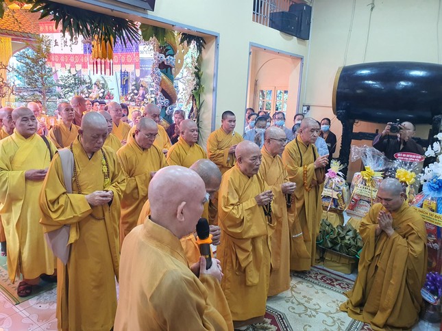 Chư tôn đức niêm hương tưởng niệm