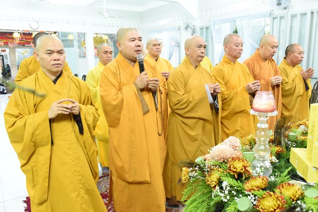 Chư tôn đức nhất tâm cầu nguyện Chư tôn đức nhất tâm cầu nguyện