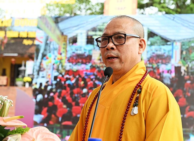 Thượng tọa Thích Nguyên Thành trình bày tham luận Thượng tọa Thích Nguyên Thành trình bày tham luận