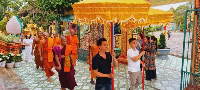 Phật tử nhiễu y quanh chánh điện