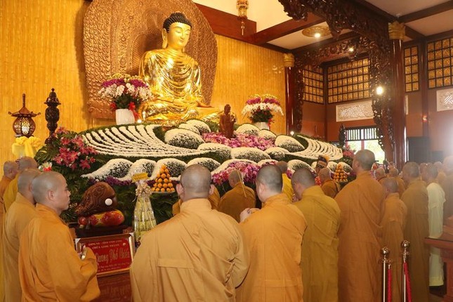 Chư tôn đức niêm hương cử hành lễ an vị tôn tượng Đức Phật Thích Ca