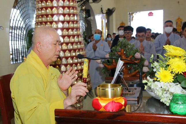 Hòa thượng giới sư truyền trao giới pháp Hòa thượng giới sư truyền trao giới pháp