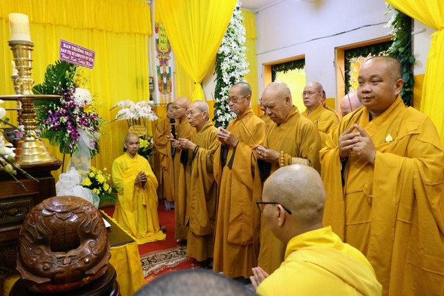 Chư tôn đức dâng hương tưởng niệm