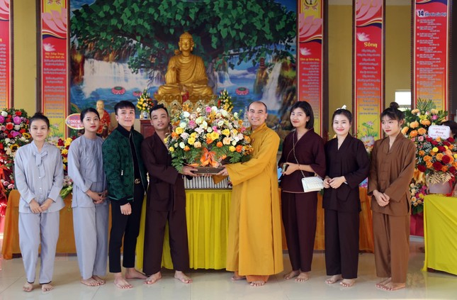 Đại đức Thích Tuệ Minh tặng hoa chúc mừng đến Ban Chủ nhiệm Câu lạc bộ Đại đức Thích Tuệ Minh tặng hoa chúc mừng đến Ban Chủ nhiệm Câu lạc bộ