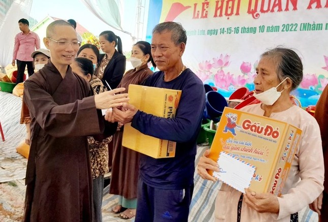 Đại đức Thích Đạo Ngộ, Phó Trưởng ban Trị sự, kiêm Trưởng ban Giáo dục Phật giáo tỉnh Phú Thọ, trụ trì chùa Cát Tường trao quà tới các hộ nghèo tại xã Quỳnh Long