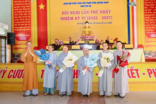 Tặng hoa đến chư Ni nhân ngày Phụ nữ Việt Nam 20-10 Tặng hoa đến chư Ni nhân ngày Phụ nữ Việt Nam 20-10