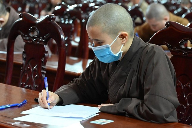 Các thí sinh nghiêm túc làm bài thi Các thí sinh nghiêm túc làm bài thi