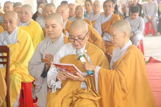 Ni sư Thích nữ Như Huệ dâng lời phát nguyện Ni sư Thích nữ Như Huệ dâng lời phát nguyện