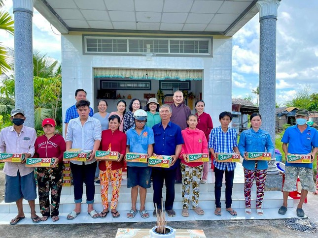 Tặng quà cho các hộ gia đình khó khăn Tặng quà cho các hộ gia đình khó khăn