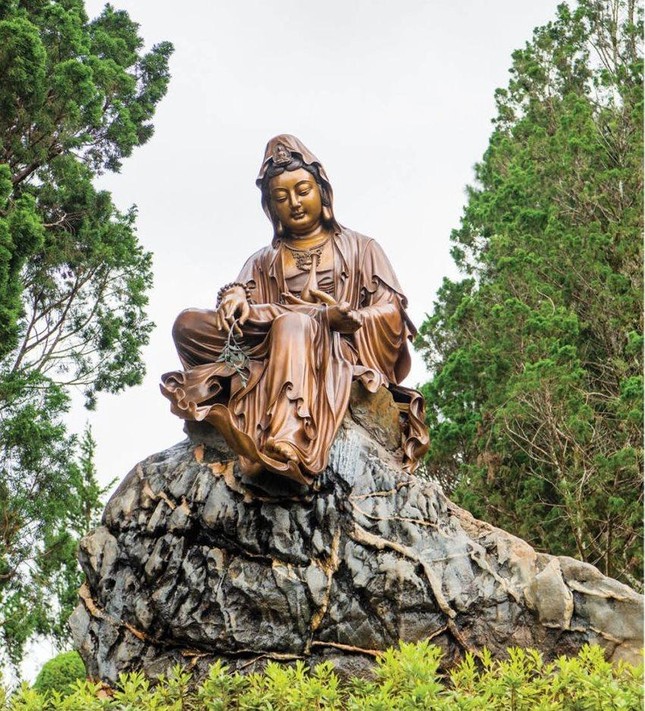 Quán Tự Tại Bồ-tát cũng là một hình ảnh được phụng thờ nhiều bởi sự an nhiên, tĩnh tại