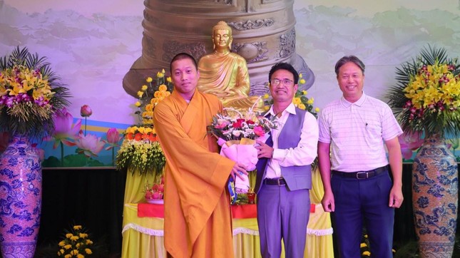 Đại biểu tham dư tặng hoa chúc mừng Đại biểu tham dư tặng hoa chúc mừng