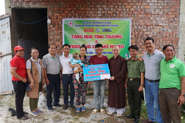 Trao tặng chi phí xây nhà tình thương đến hộ ông Hoàng Minh Trường Trao tặng chi phí xây nhà tình thương đến hộ ông Hoàng Minh Trường