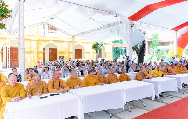 Chư tôn đức Tăng Ni, quan khách tham dự buổi lễ Chư tôn đức Tăng Ni, quan khách tham dự buổi lễ