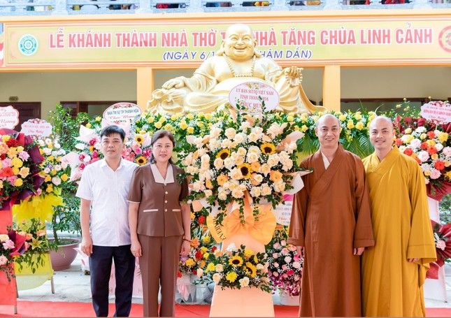 Đại diện Ủy ban MTTQVN tỉnh Thanh Hóa tặng hoa chúc mừng Đại diện Ủy ban MTTQVN tỉnh Thanh Hóa tặng hoa chúc mừng