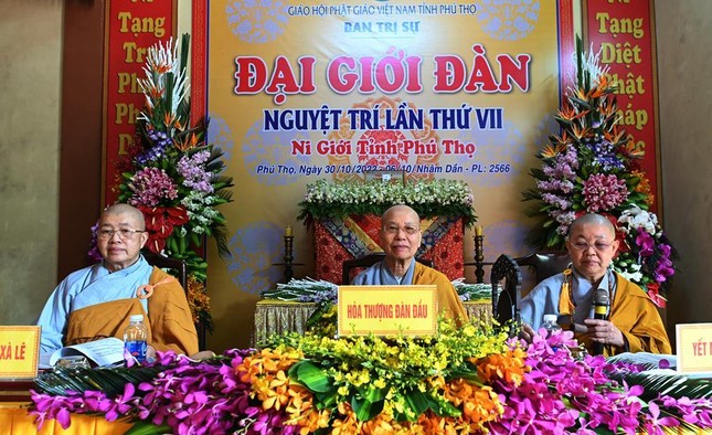 Tam sư truyền giới cho giới tử Ni