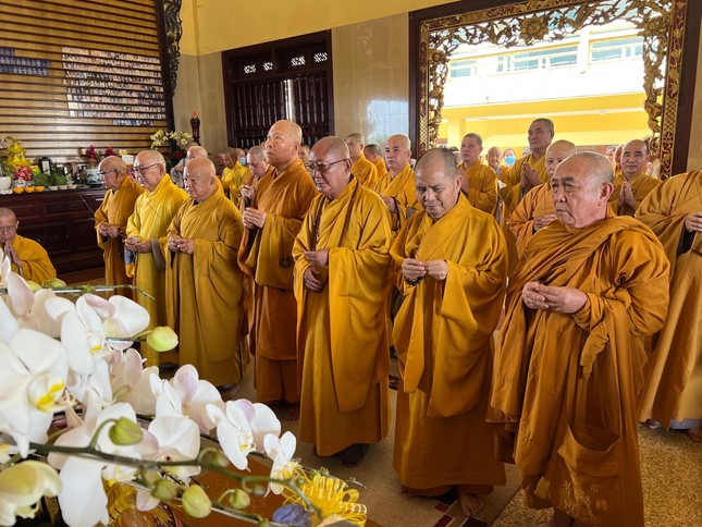 Chư tôn đức dâng hương tưởng niệm Chư tôn đức dâng hương tưởng niệm