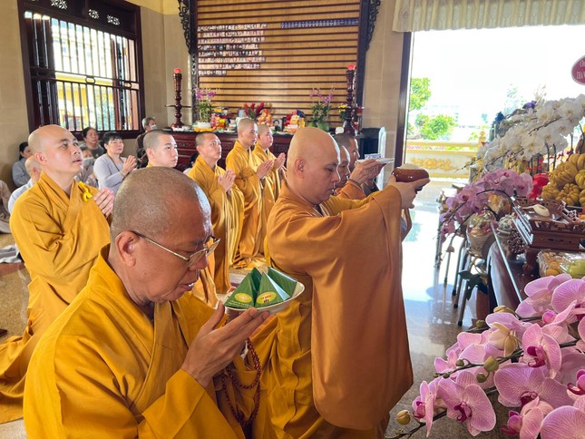 Môn đồ pháp quyến thực hiện nghi thức cung tiến Giác linh Môn đồ pháp quyến thực hiện nghi thức cung tiến Giác linh