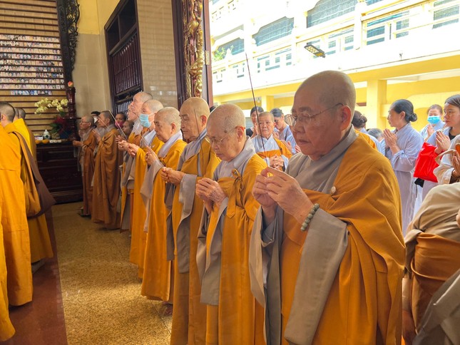 Chư tôn đức Ni dâng hương cầu nguyện Chư tôn đức Ni dâng hương cầu nguyện