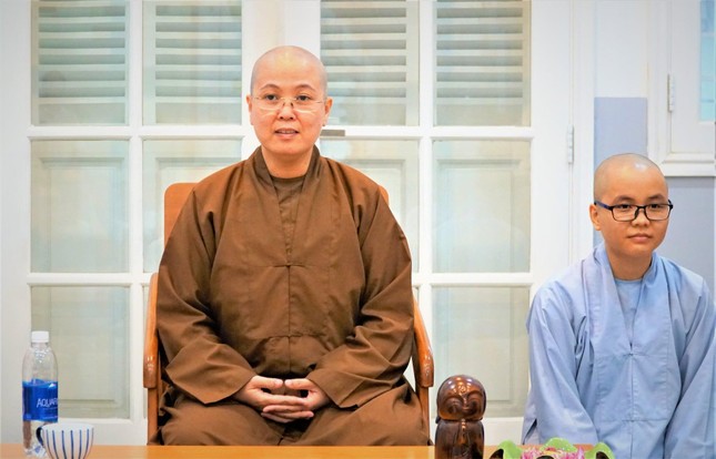 Sư cô Thích nữ Diệu Hiếu hướng dẫn học viên thực hành thiền Vipassana Sư cô Thích nữ Diệu Hiếu hướng dẫn học viên thực hành thiền Vipassana