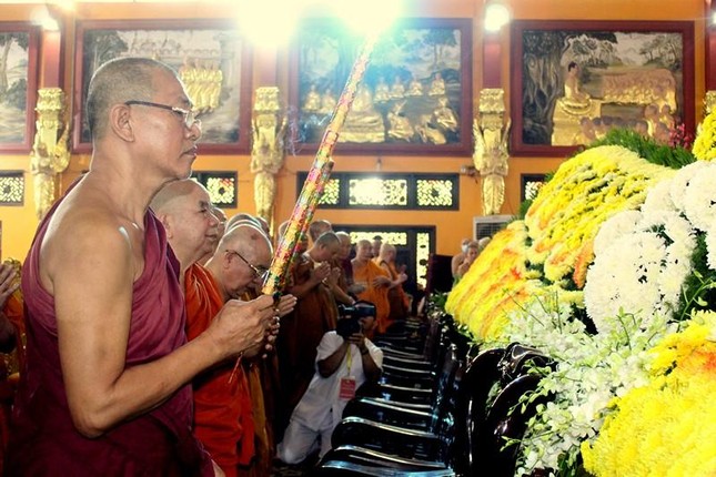 Chư tôn đức dâng hương Tam bảo Chư tôn đức dâng hương Tam bảo