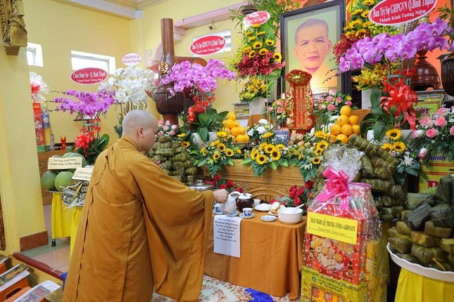 Dâng trà cúng dường