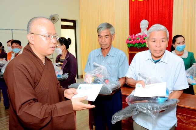 Trao quà đến người dân gặp khó khăn tại huyện Hòa Vang, TP.Đà Nẵng