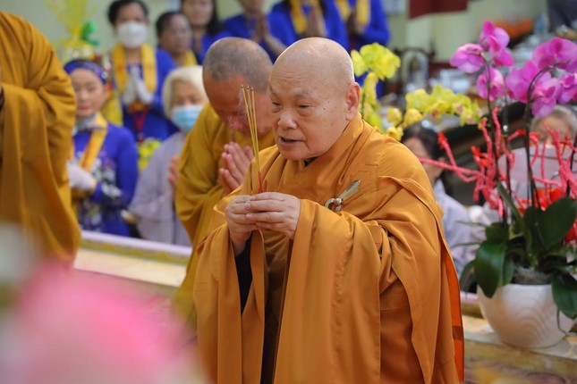 Hòa thượng Thích Thiện Nhơn dâng hương cầu nguyện