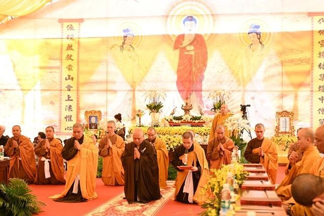 Đại diện Ban tổ chức Pháp hội cung thỉnh chư tôn đức đăng pháp tòa thuyết giảng Vô thượng Đại thừa Pháp bảo Đại diện Ban tổ chức Pháp hội cung thỉnh chư tôn đức đăng pháp tòa thuyết giảng Vô thượng Đại thừa Pháp bảo