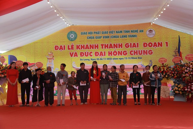 Ban Tổ chức trao quà từ thiện tại chương trình