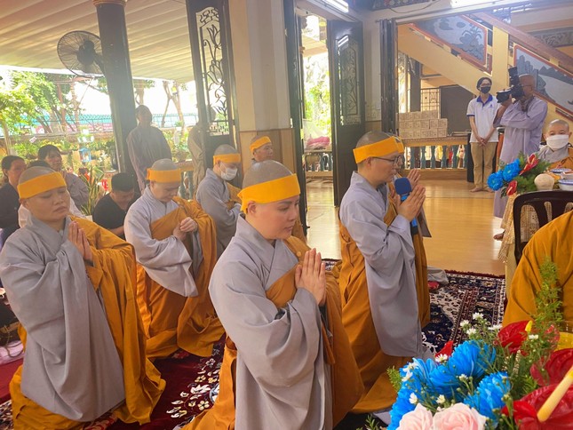 Ni sư Thích nữ Huệ Đức dâng lời tác bạch