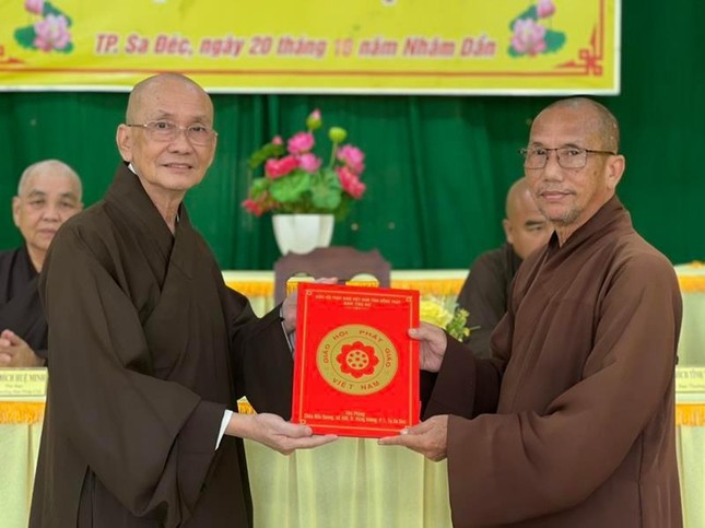 Hòa thượng Thích Chơn Minh trao quyết định chuẩn y nhân sự đến Thượng tọa Thích Minh Thuần Hòa thượng Thích Chơn Minh trao quyết định chuẩn y nhân sự đến Thượng tọa Thích Minh Thuần