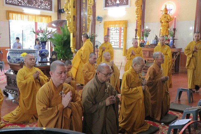 Chư tôn đức dâng hương tưởng niệm và tri ân công hạnh của chư vị tổ sư Chư tôn đức dâng hương tưởng niệm và tri ân công hạnh của chư vị tổ sư