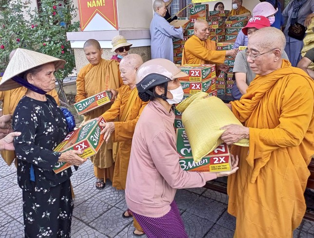 Chư tôn đức Tăng Ni tận tay trao quà đến bà con khó khăn Chư tôn đức Tăng Ni tận tay trao quà đến bà con khó khăn