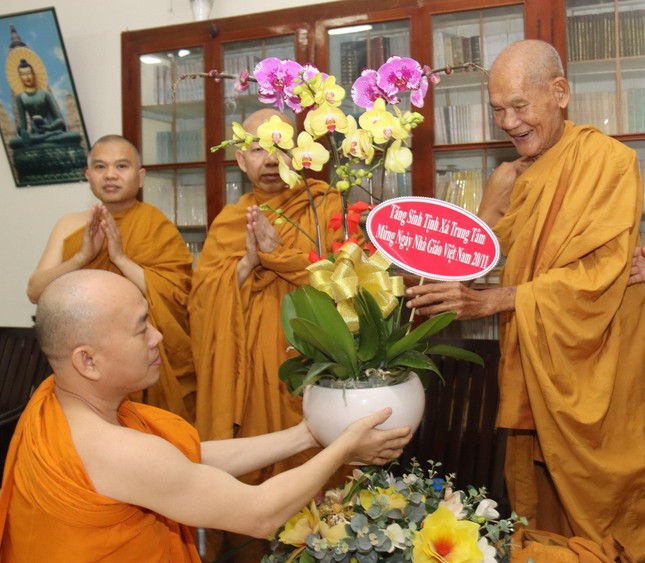 Dâng hoa cúng dường