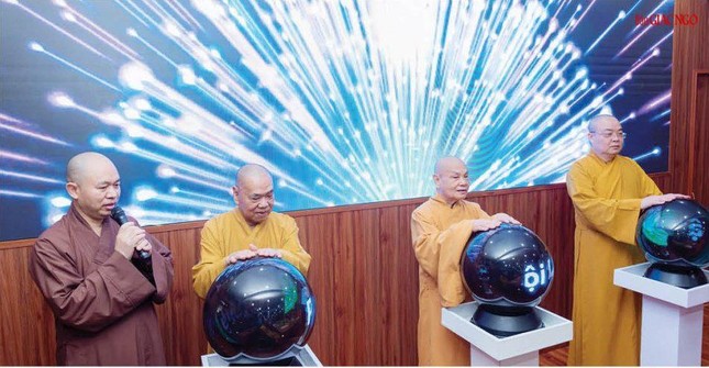Chư tôn đức Hội đồng Trị sự ấn nút khởi động, chính thức đưa Văn phòng hành chánh điện tử Văn phòng I (thiền viện Quảng Đức, TP.HCM) đi vào hoạt động, kết nối với Trung tâm điều hành điện tử tại Trụ sở Trung ương GHPGVN (chùa Quán Sứ, Hà Nội) - Ảnh: Đăng Huy