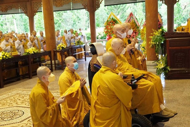 Chư tôn giáo phẩm niêm hương bạch Phật