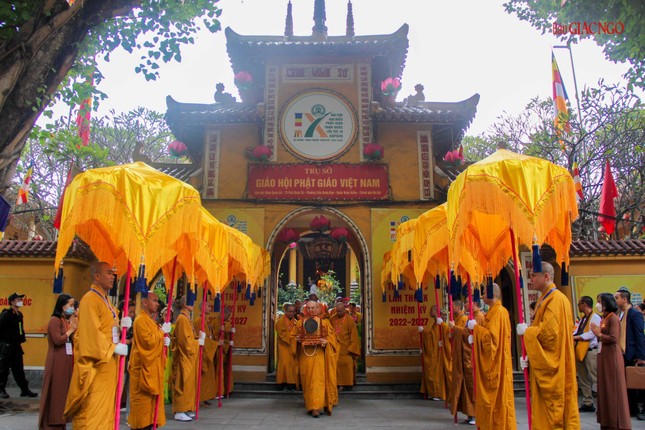 Cung nghinh chư tôn đức quang lâm Cung Văn hóa Hữu nghị Việt - Xô dự lễ khai mạc Đại hội